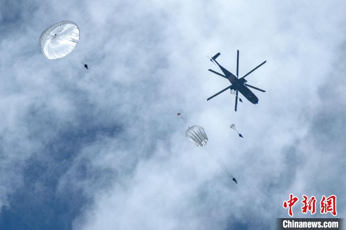 圖為傘降女兵在空中開傘?！⊥跏鰱| 攝