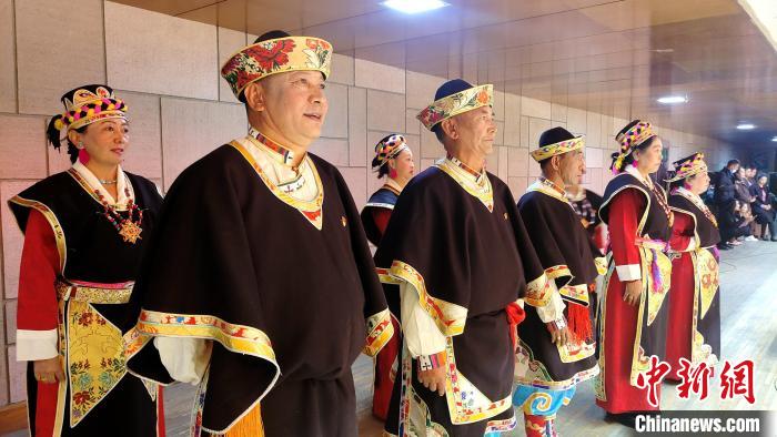圖為西藏老年舞蹈隊(duì)在后臺(tái)準(zhǔn)備上場(chǎng)?！∝暽＠?攝