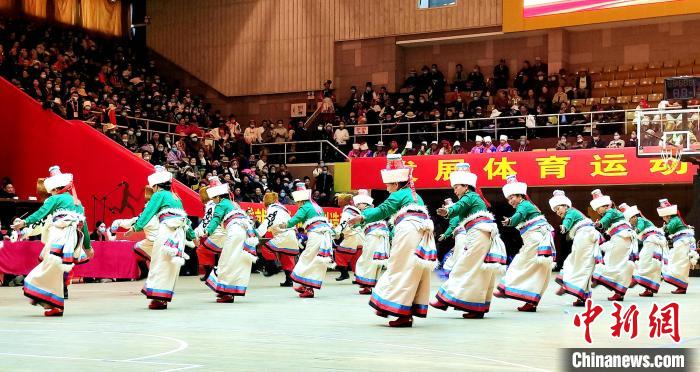 圖為西藏老年舞蹈隊(duì)齊跳傳統(tǒng)鍋莊舞?！∝暽＠?攝