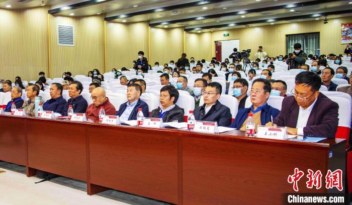 圖為與會專家學者聽會?！钪覍?攝