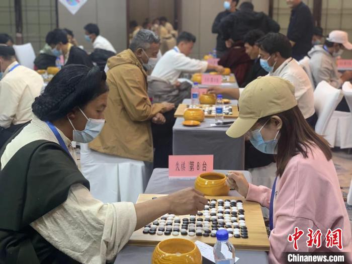 圖為參賽選手正在進(jìn)行藏棋對弈?！≈x牧 攝