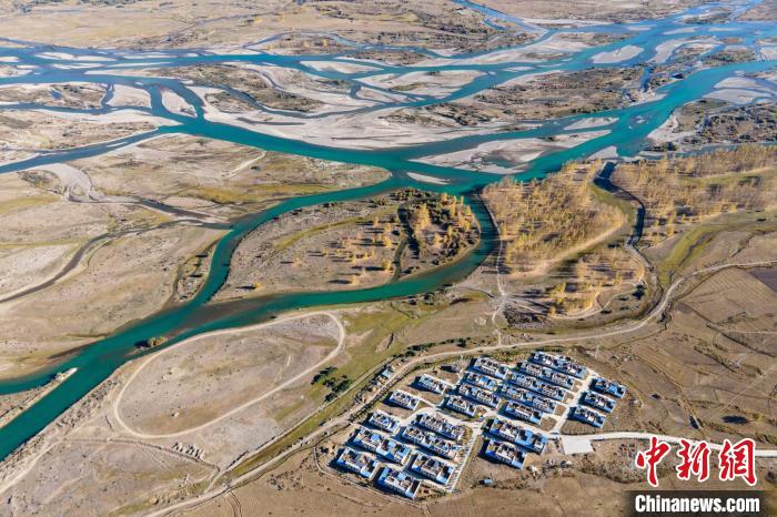 圖為10月16日，航拍高原河流拉薩河辮狀水系和河畔村莊，一派和諧景象?！〗w波 攝