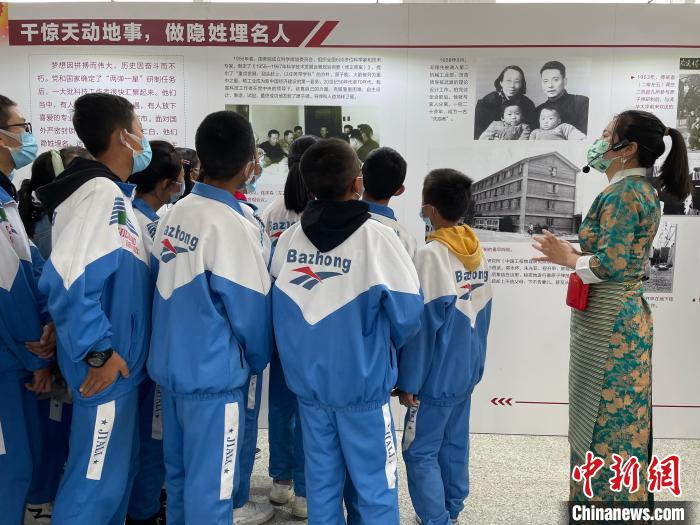 圖為學(xué)生正在聽(tīng)講解員講解?！≈x牧 攝