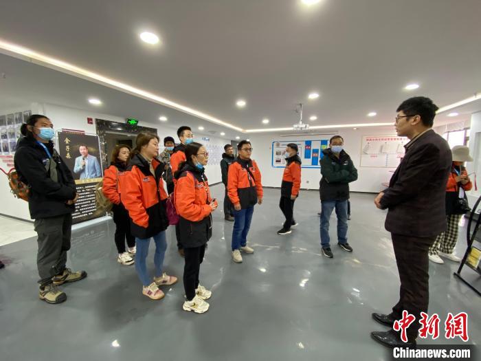 圖為2021瀾湄萬里行中外媒體在昌都新區(qū)采訪?！±罱瓕?攝