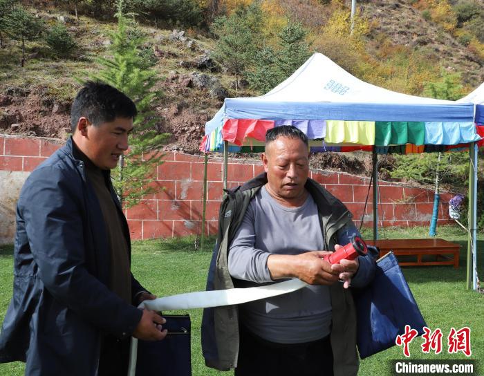 圖為護林員操作體驗滅火裝備。　昌都市森林消防支隊 供圖