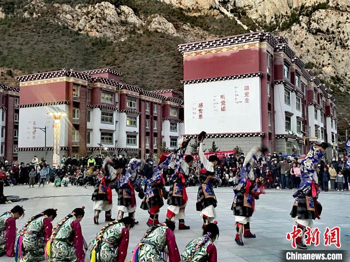 圖為文藝工作者在新村表演節(jié)目?！∽筘暱h委宣傳部 供圖