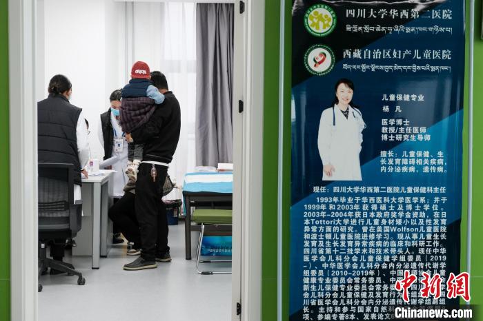 圖為四川大學(xué)華西第二醫(yī)院專家接診?！〗w波 攝