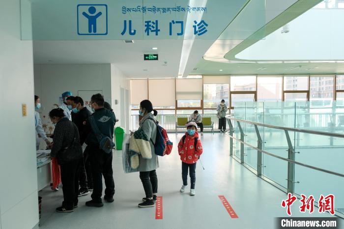 圖為兒科義診接診現(xiàn)場(chǎng)?！〗w波 攝