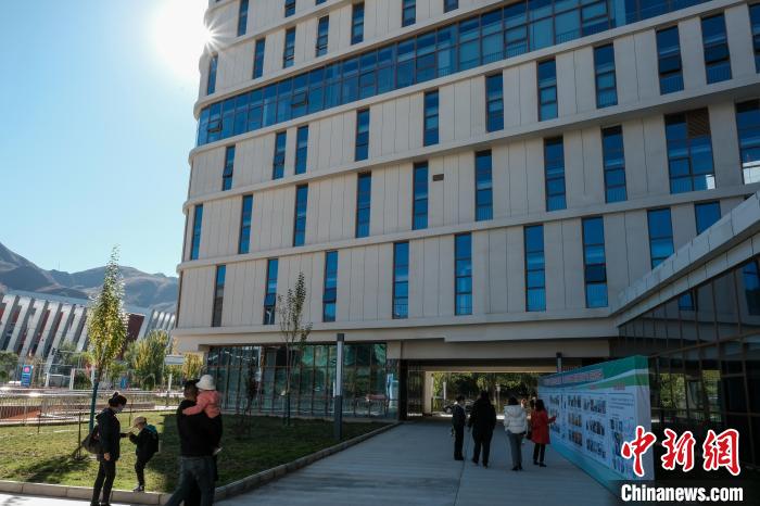 因疫情防控需要，此次義診活動(dòng)進(jìn)行了人數(shù)限定。圖為西藏民眾帶著孩子到醫(yī)院就診。　江飛波 攝