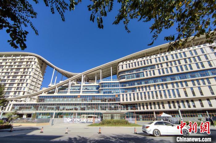 圖為西藏自治區(qū)婦產(chǎn)兒童醫(yī)院，該院填補(bǔ)了西藏沒(méi)有省級(jí)兒童醫(yī)院(婦幼保健院)的空白?！〗w波 攝