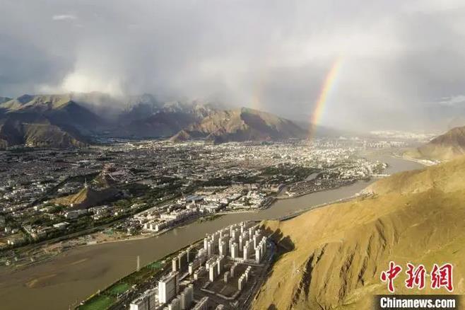 資料圖：海拔3600多米的高原城市拉薩迎來(lái)雨后彩虹。江飛波 攝