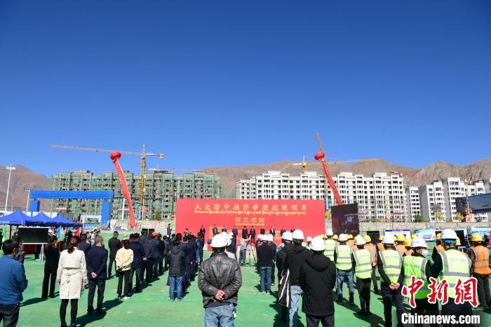 圖為人大附中拉薩學(xué)校開(kāi)工奠基儀式現(xiàn)場(chǎng)。　貢嘎來(lái)松 攝