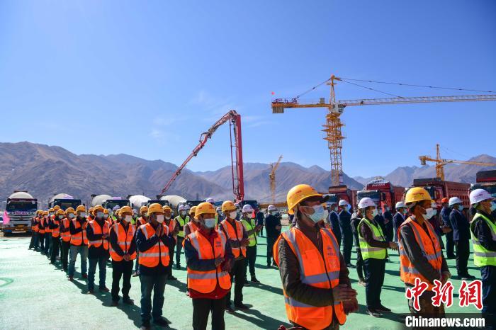 圖為人大附中拉薩學(xué)校開(kāi)工奠基儀式現(xiàn)場(chǎng)?！∝暩聛?lái)松 攝