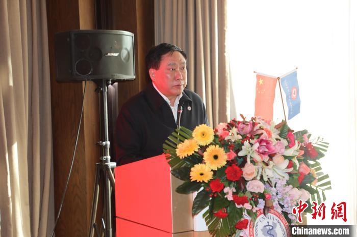 圖為中國(guó)非公立醫(yī)療機(jī)構(gòu)協(xié)會(huì)常務(wù)副會(huì)長(zhǎng)兼秘書(shū)長(zhǎng)郝德明致辭?！№n相澤 攝