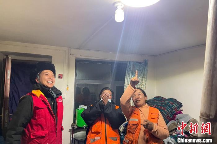 青藏公路109道班接入大網(wǎng)電。　 閆昱翰 　攝