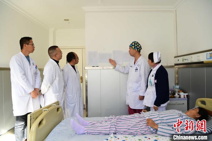 圖為何蔚副主任醫(yī)師(站右二)及團隊術后對患者的肌肉訓練、蛋白飲食等制定了每半日的康復計劃?！∝暩聛硭?攝