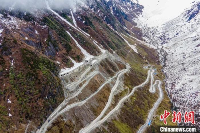 圖為嘎隆拉隧道南段，穿過該隧道后便正式進入了墨脫縣范圍。