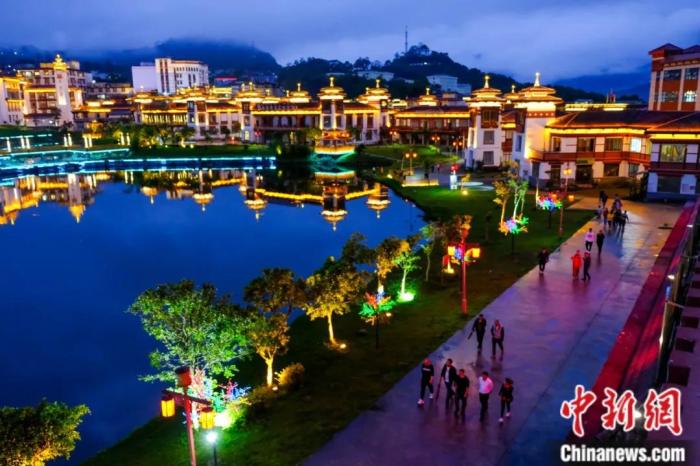 墨脫入夜，華燈初上，昔日“高原孤島”如今日漸繁華。