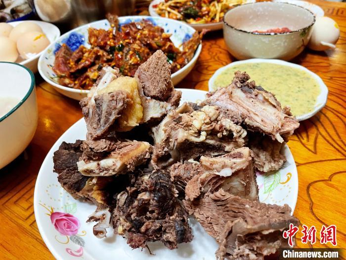 圖為除夕之夜的大餐?！∪轿木?攝