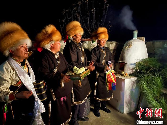 圖為除夕之夜進(jìn)行的驅(qū)鬼儀式?！∪轿木?攝