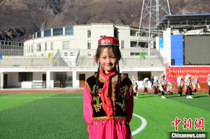 圖為加查縣安繞鎮(zhèn)小學回族學生馬萍?！∝暩聛硭?攝