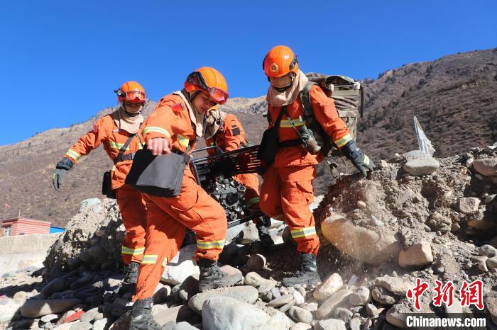 圖為參訓消防指戰(zhàn)員密切配合進行訓練?！〔际猩窒乐ш牻_縣中隊 攝