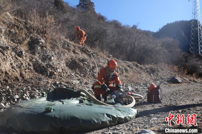 圖為參訓消防指戰(zhàn)員架設(shè)蓄水池?！〔际猩窒乐ш牻_縣中隊 攝