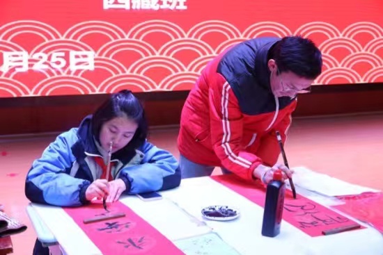 現(xiàn)場書寫春聯(lián)。梁超攝