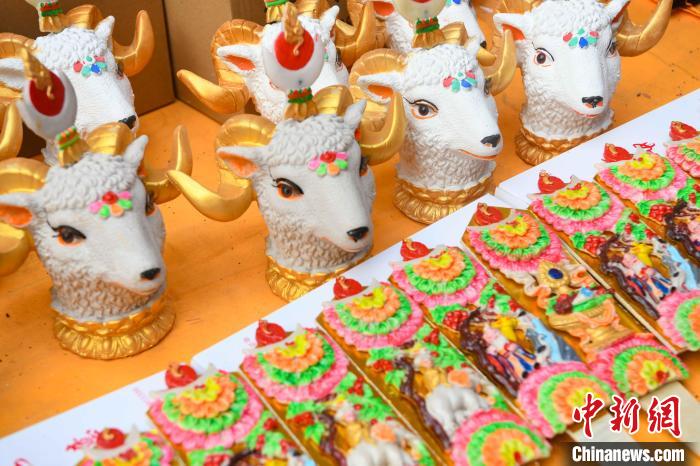 圖為拉薩市場上待售的吉祥羊頭?！∝暩聛硭?攝