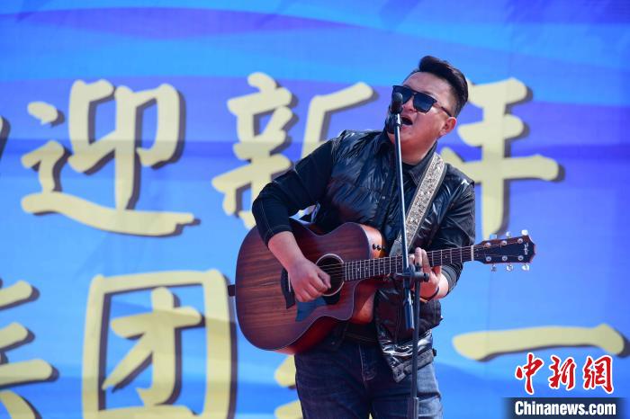 圖為文藝匯演現(xiàn)場?！∝暩聛硭?攝