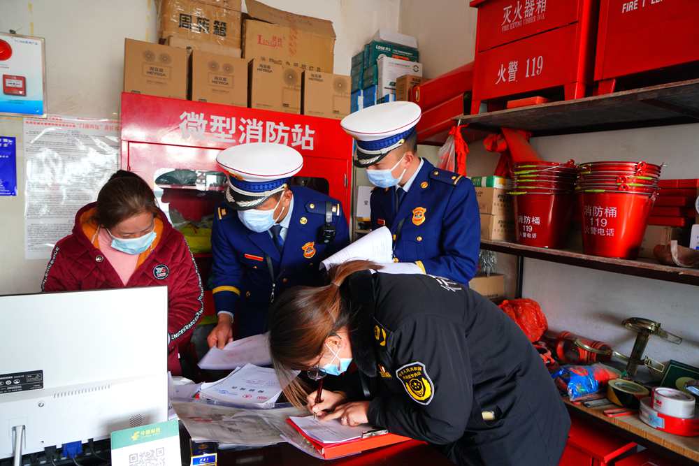 檢查消防器材。圖片由那曲消防提供