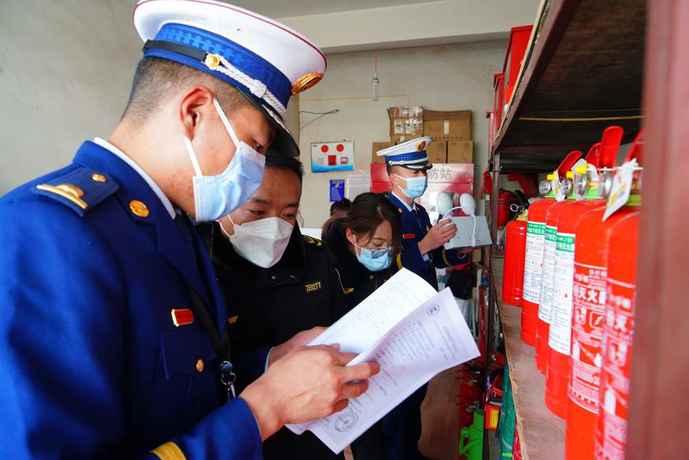 檢查消防器材。圖片由那曲消防提供