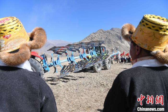 圖為拉薩市曲水縣茶巴朗村春耕儀式現(xiàn)場(chǎng)?！∝暩聛?lái)松 攝