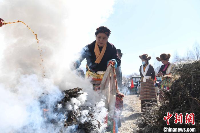 圖為拉薩市曲水縣茶巴朗村村民在春耕儀式前煨桑?！∝暩聛?lái)松 攝