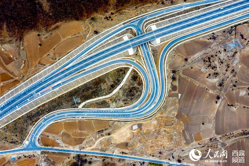 拉林高等級公路。徐馭堯攝