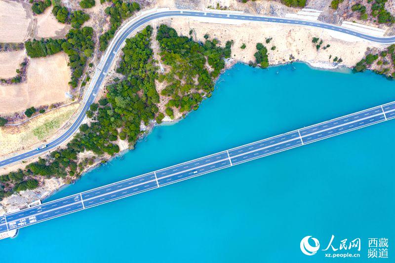 拉林高等級公路。徐馭堯攝