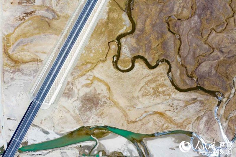 那拉高速公路。徐馭堯攝