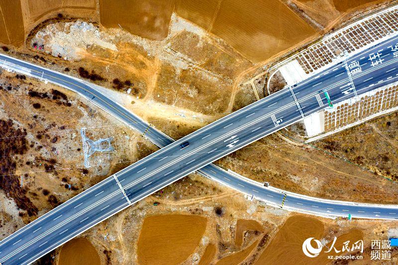 拉林高等級公路。徐馭堯攝