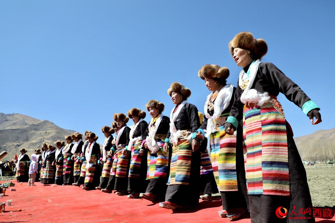 儀式結束后，農(nóng)田上仍洋溢著喜慶氣氛，村民們邊唱邊跳起了鍋莊舞。人民網(wǎng) 次仁羅布攝