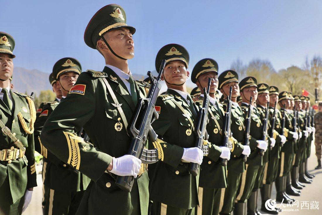 國(guó)旗護(hù)衛(wèi)隊(duì)隊(duì)員。人民網(wǎng)次仁羅布 攝