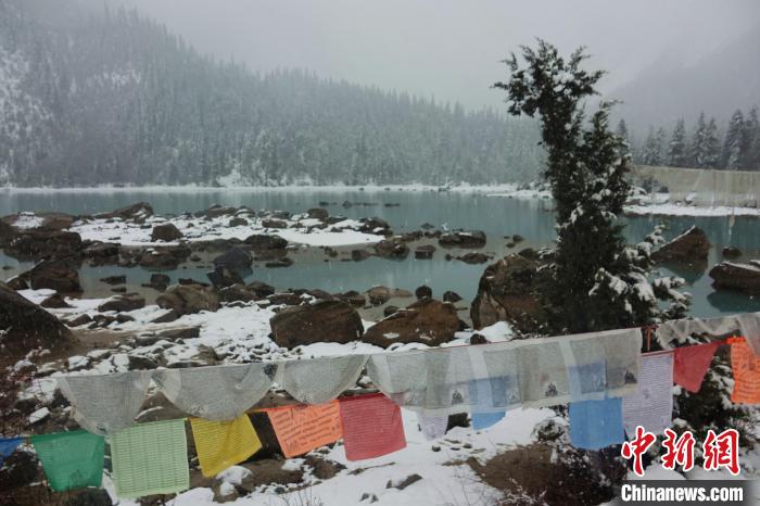 然烏湖春雪飄落?！∪轿木?攝
