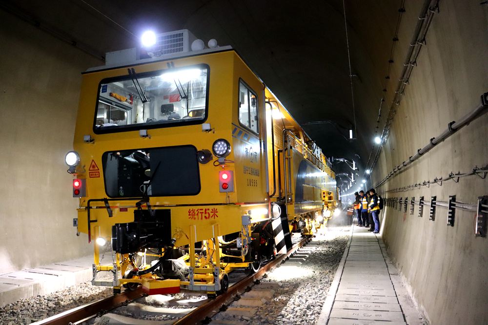 拉林鐵路迎來“大黃蜂”。祁國慶攝