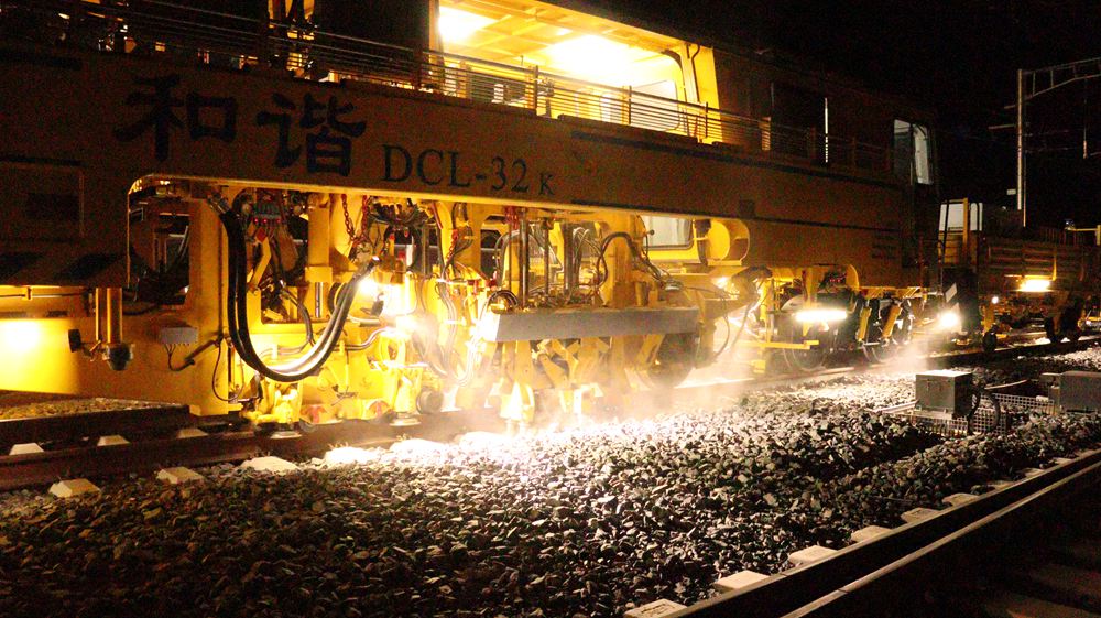 拉林鐵路迎來“大黃蜂”。祁國慶攝