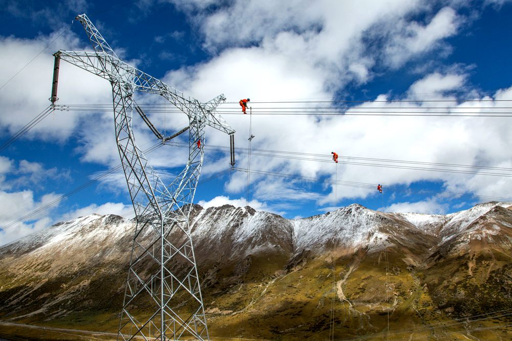 藏中聯(lián)網(wǎng)工程建設，銀線上的“舞者” 。盧忠東攝