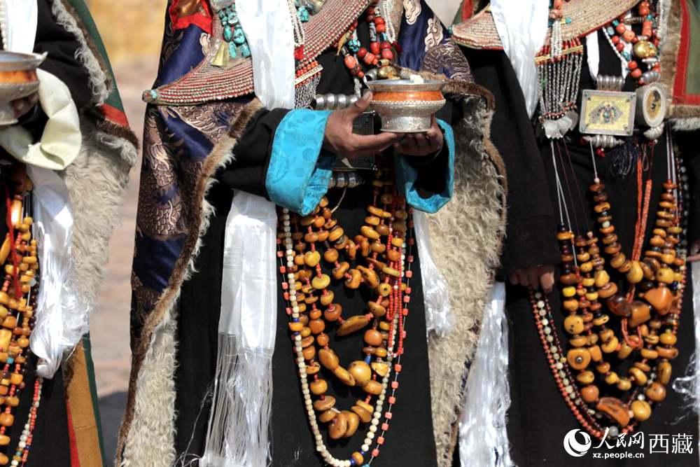 獨(dú)具特色的“飛天服飾”。人民網(wǎng) 李海霞攝