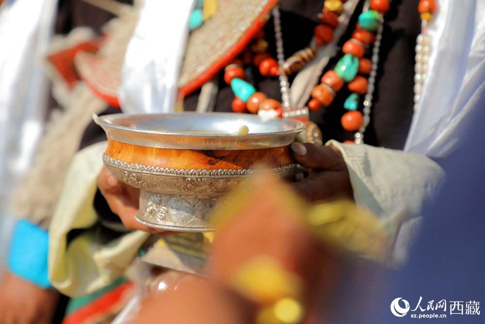 普蘭群眾展示當(dāng)?shù)靥厣?。人民網(wǎng) 李海霞攝