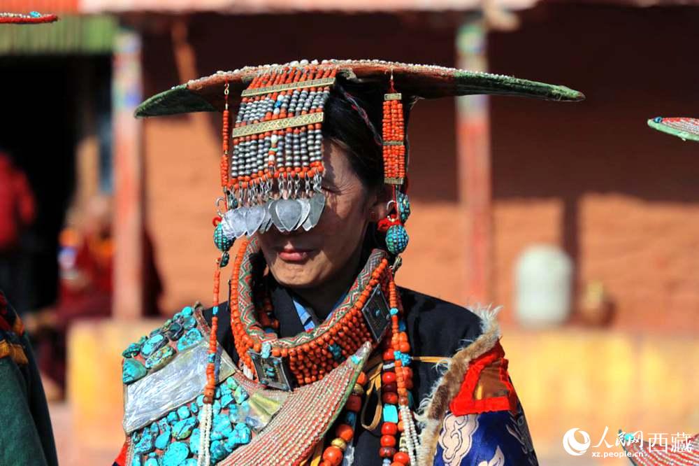 普蘭群眾展示特色服飾。人民網(wǎng) 李海霞攝