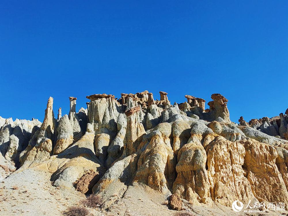 形態(tài)各異的土林。人民網(wǎng) 李海霞攝