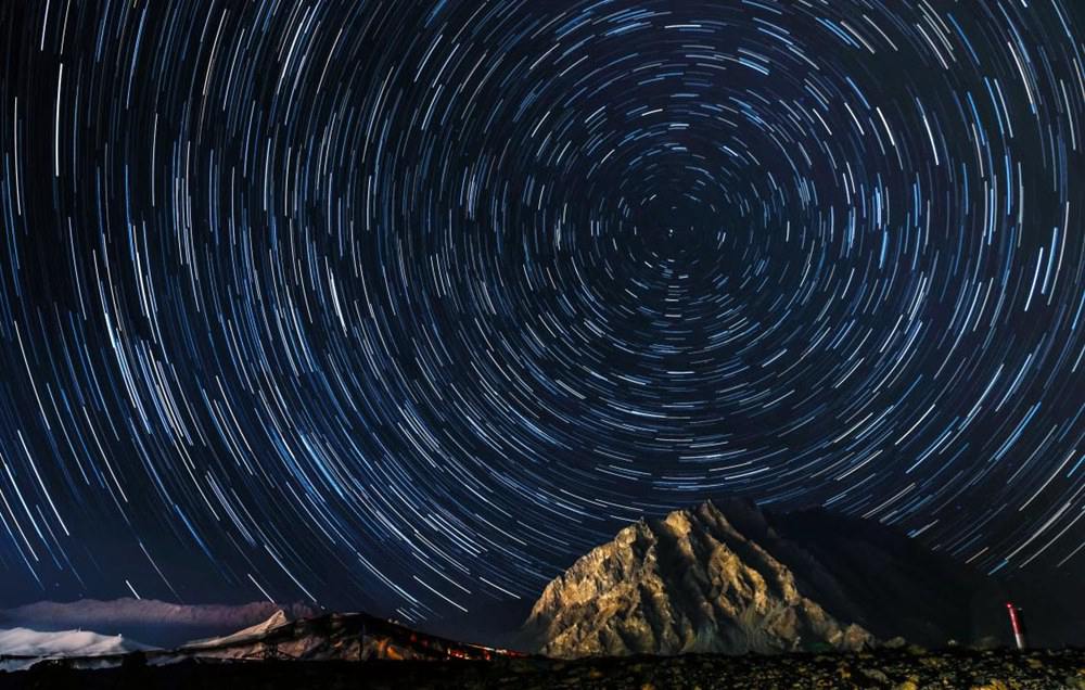 微微風簇浪，散作滿河星。貢覺群培攝