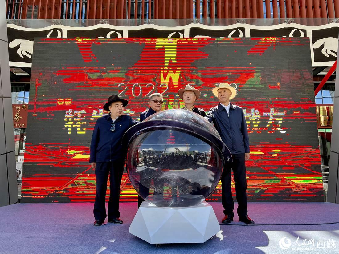 《牦牛革命》《無(wú)言的戰(zhàn)友》紅色群雕揭幕儀式。人民網(wǎng) 次仁羅布攝